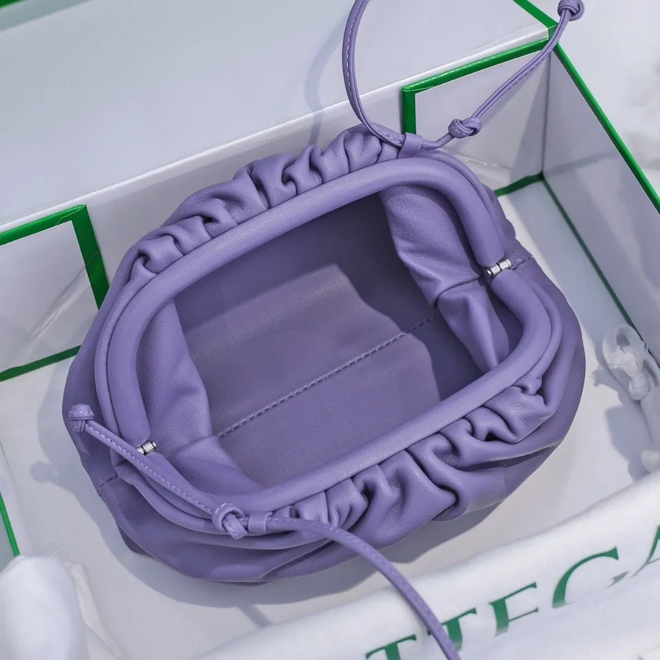 Batch 1120 Bottega Veneta cloud bag ☁️POUCH series original plain calfskin, super low-key and attractive, soft and casual, major Internet celebrity bloggers are crazy about calling it, fashionable and classy, ​​lazy and intellectual, small size: 23*13*8 (small cloud plain) lavender